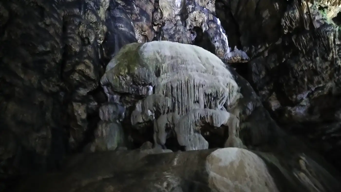 Bildtitel: Tropfsteinbildung der sogenannte Altar