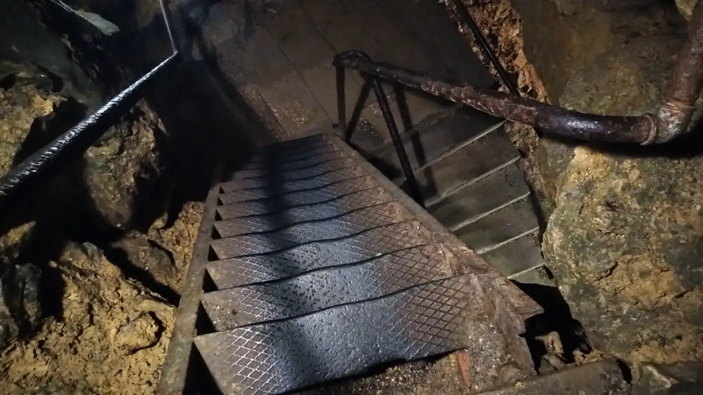 Bildtitel: steile rutschige Eisentreppe in der Ulrichhöhle