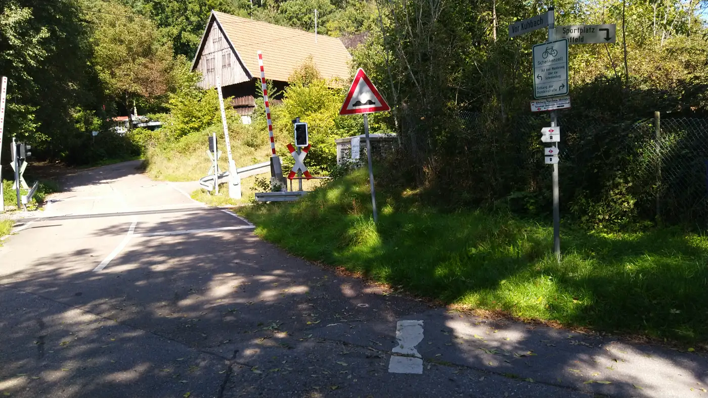Bildtitel: Bahnübergang beim Kuhbach