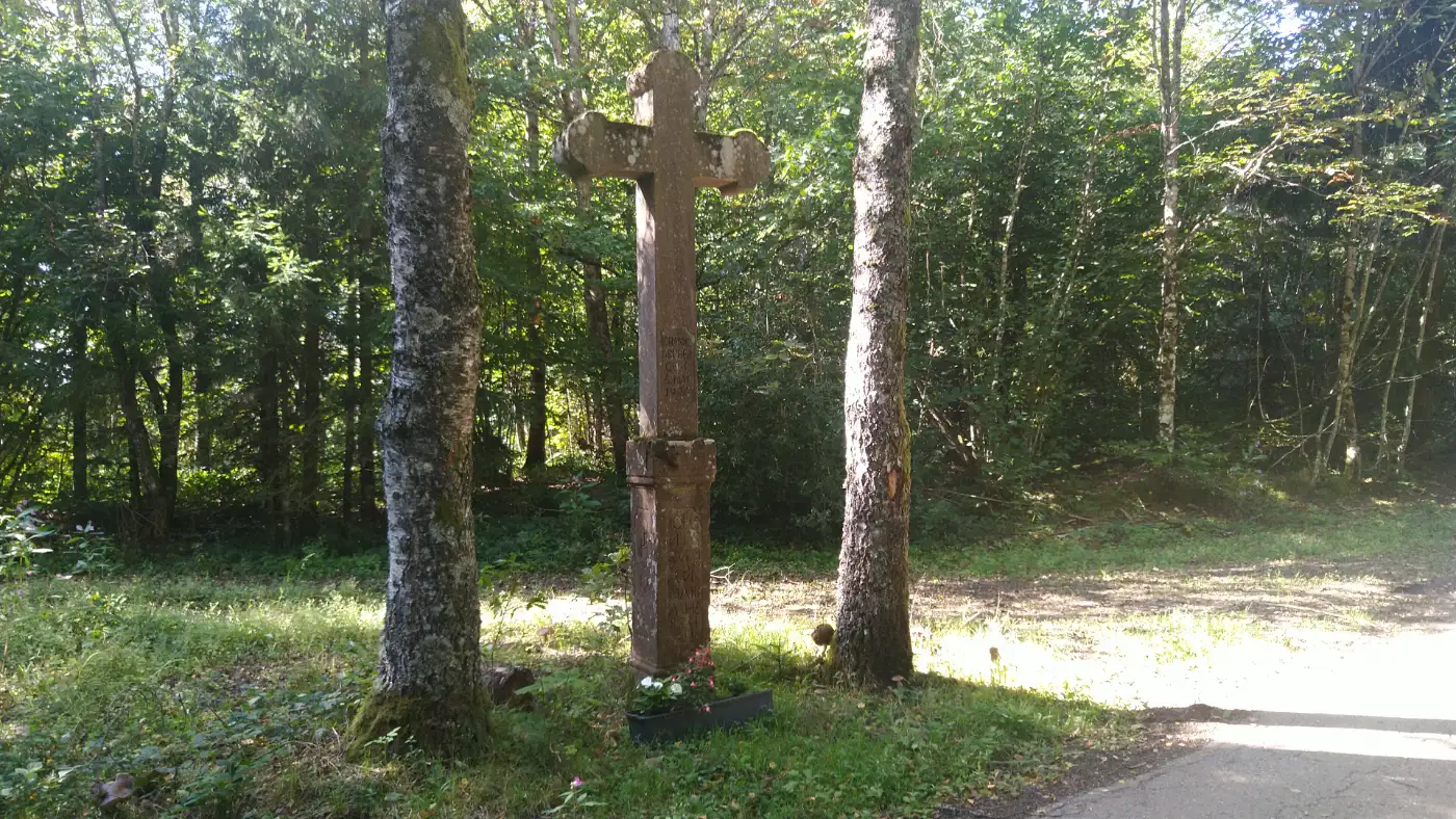 Bildtitel: Steinernes Gedenkkreuz beim Teisenhof