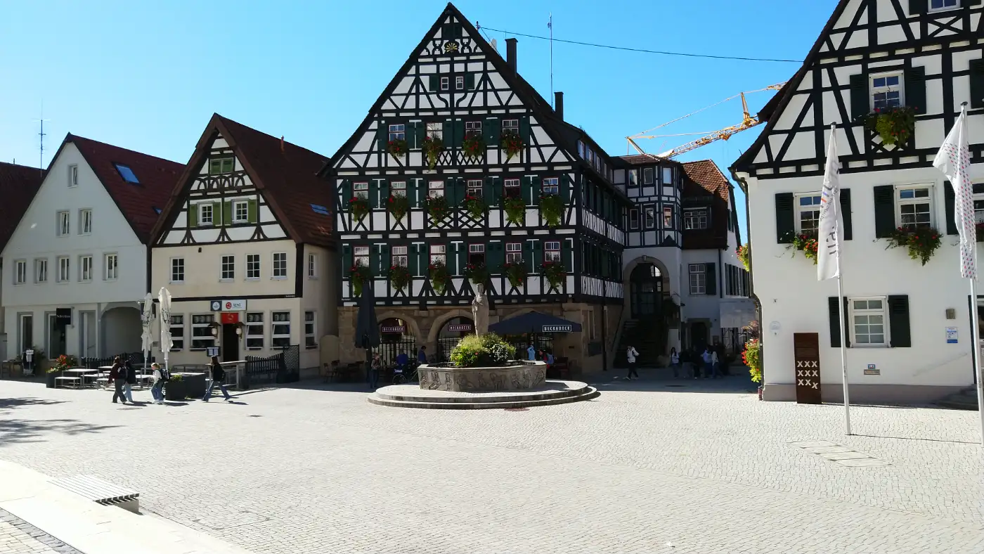 Bildtitel: Pfullinger Marktplatz mit Rathaus