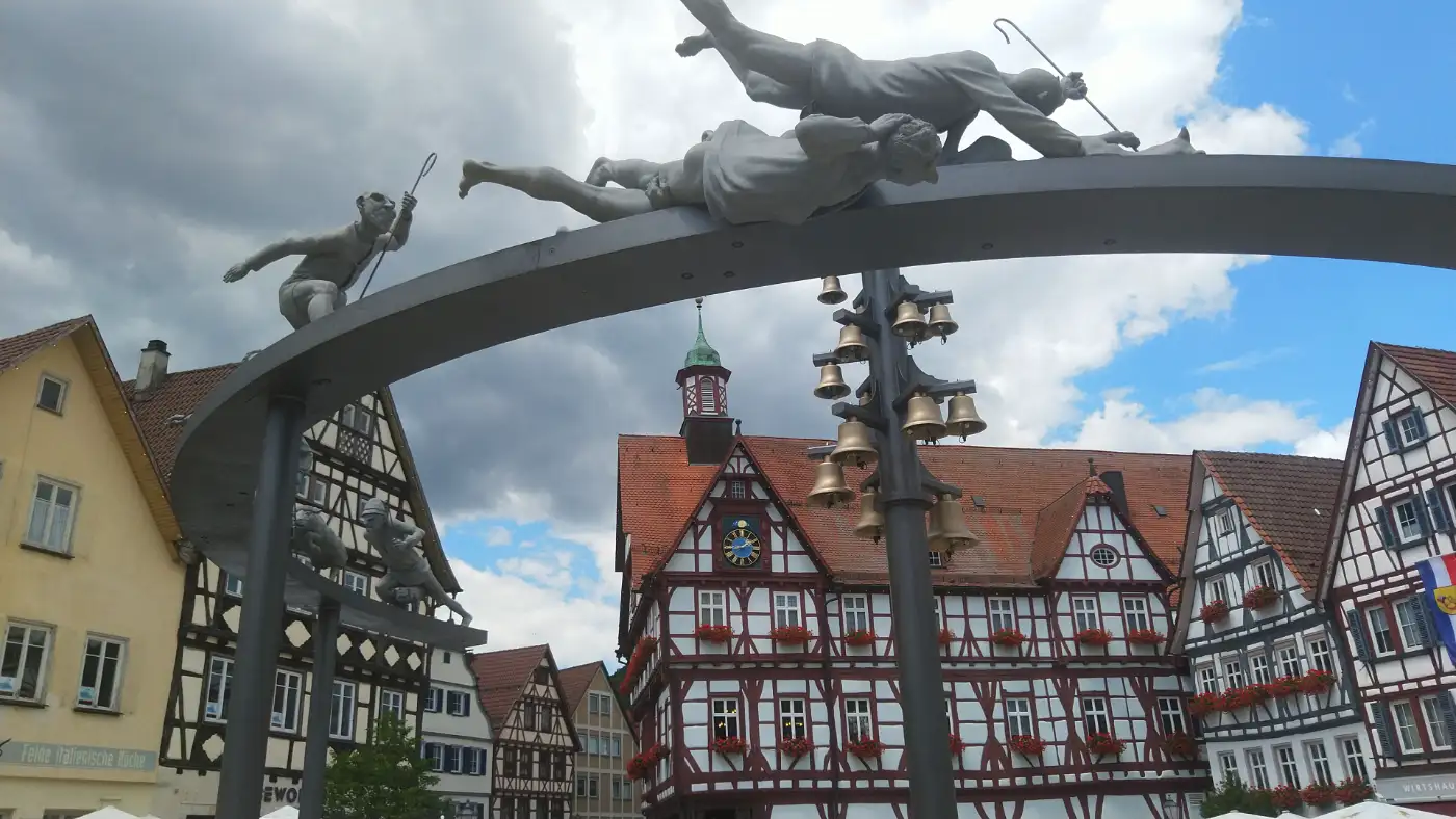 Bildtitel: Marktplatz Urach mit Schäferlauf-Denkmal von P. Lenk