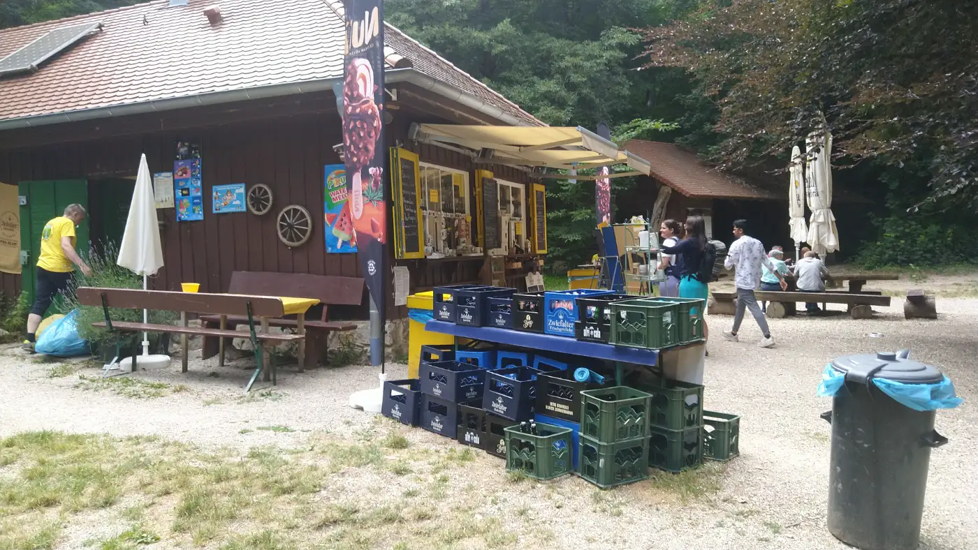 Bildtitel: Wasserfall-Kiosk mit Biergarten Bad Urach