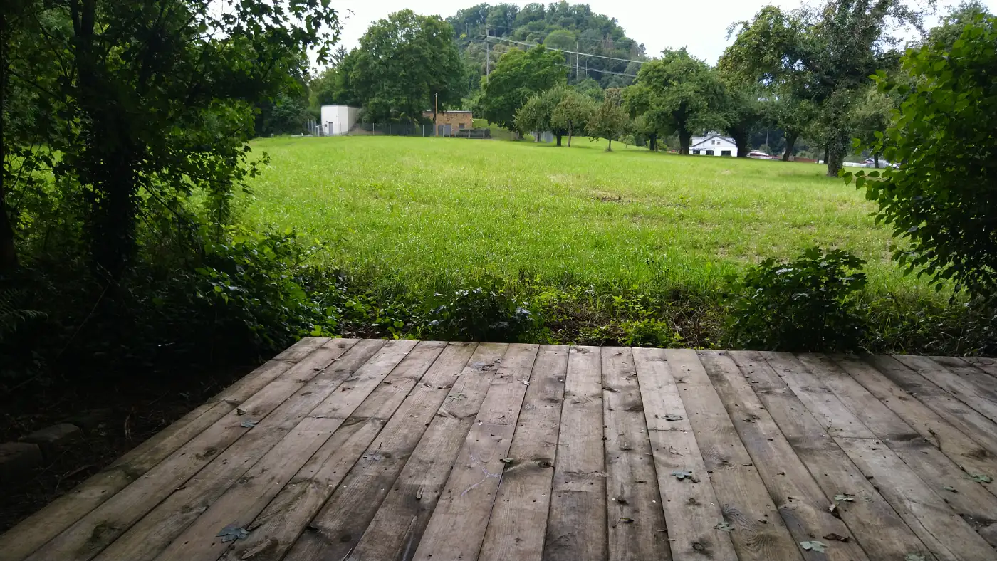 Bildtitel: Holzplattform in Hintergrund der Vulkan Rosenegg