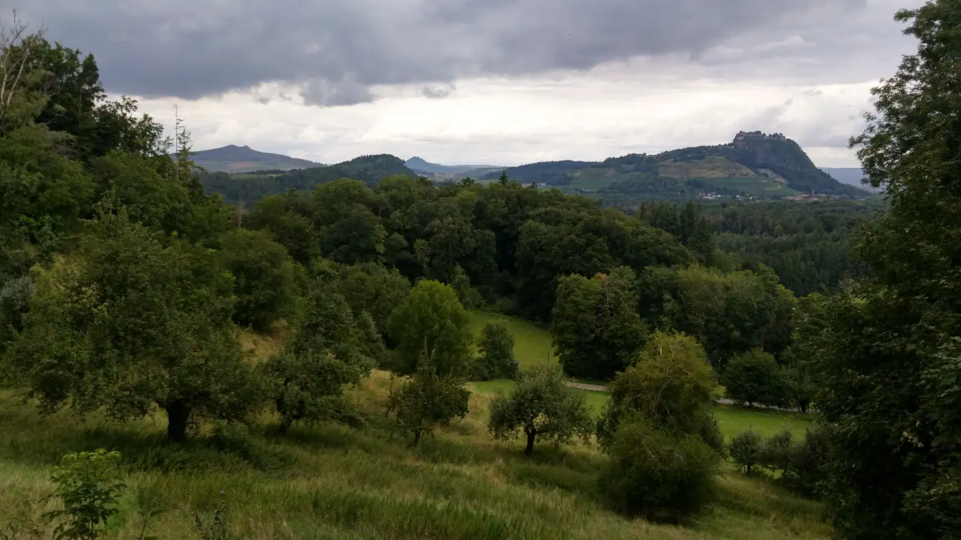 Bildtitel: Blick zum Hohenstoffeln, Hohenhewen und Hohentwiel - v. links nach rechts
