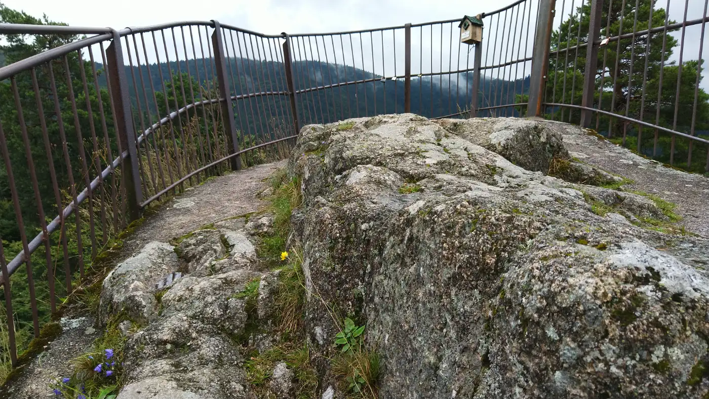 Bildtitel: Huberfelsen – Aussichtspunkt auf markantem Granitfelsen