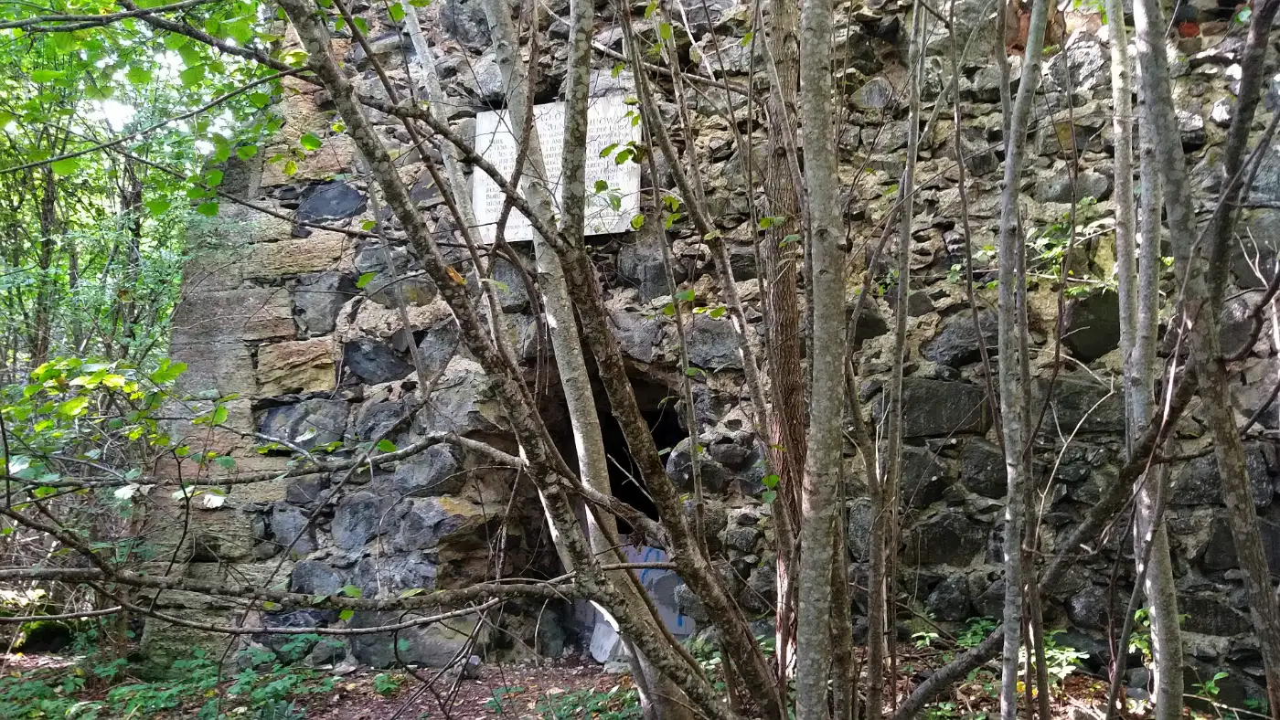 Bildtitel: Besichtigung der Burgruine Neuhewen mit historischen Mauern