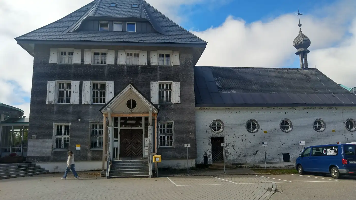 Bildtitel: Caritas Haus am Feldberg im Schwarzwald mit Post und Kapelle