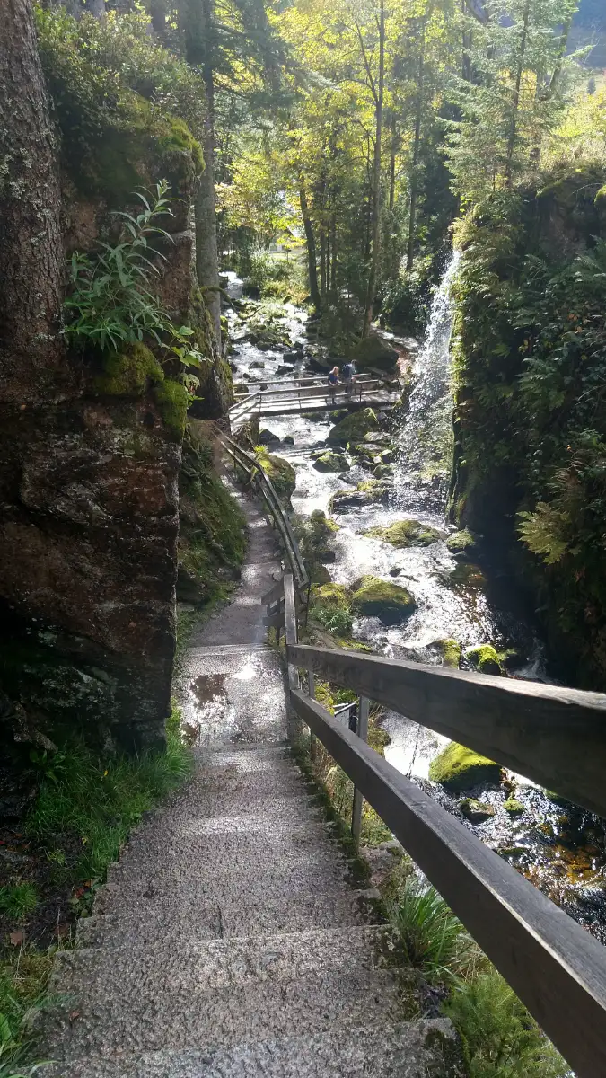 Bildtitel: Menzenschwander Wasserfall von der oberen Treppe aus fotografiert mit Blick in die Schlucht