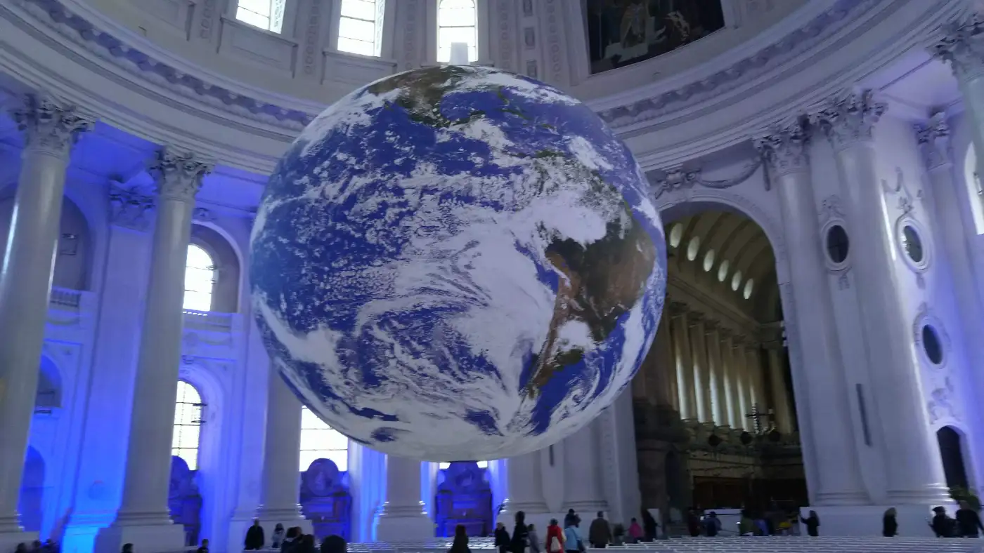 Bildtitel: Kunstinstallation Gaia im Dom von St. Blasien: schwebende leuchtende Weltkugel des Künstlers Luke Jerram