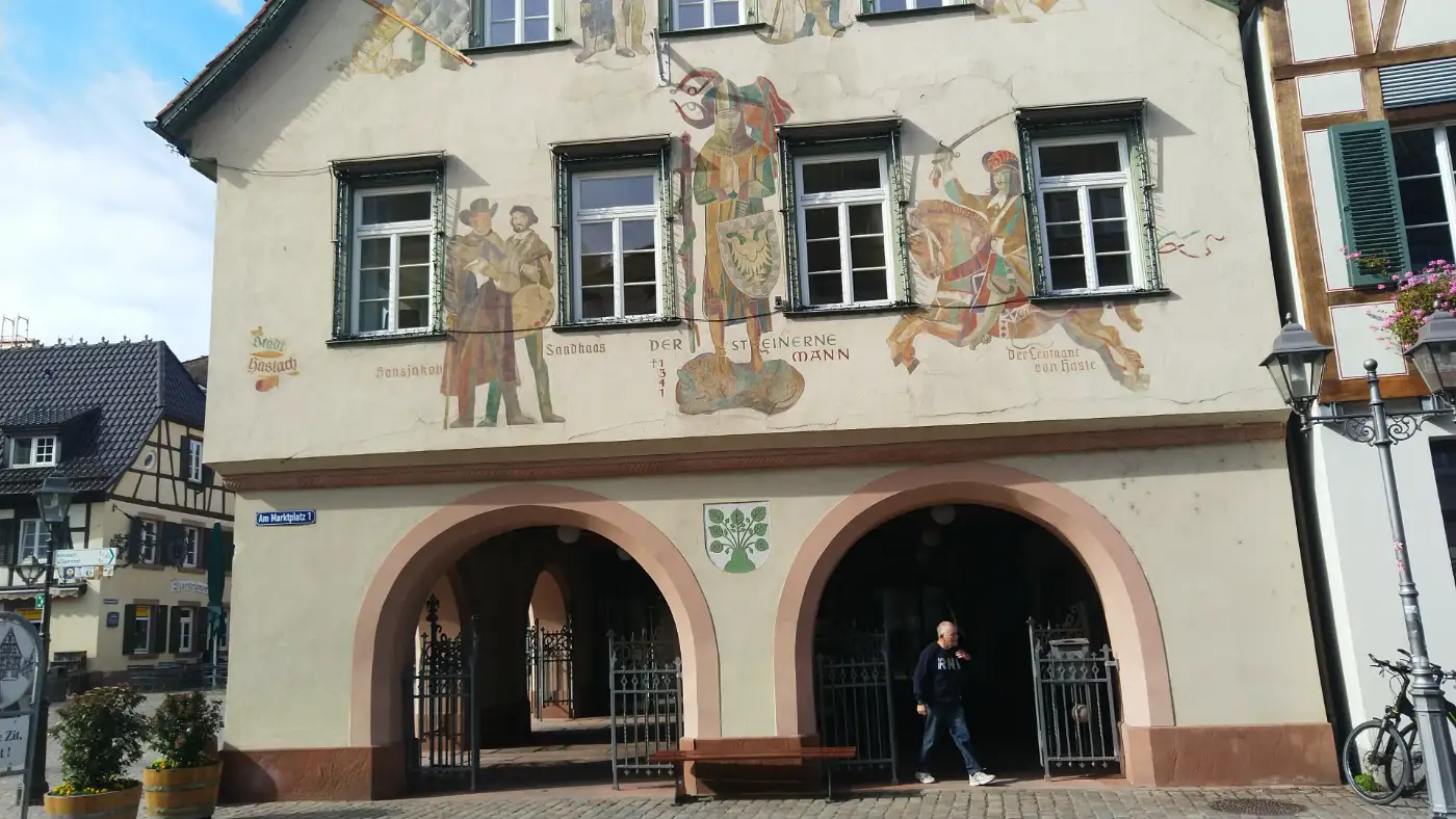 Bildtitel: Rathaus von Haslach im Kinzigtal mit Fassadenmalerei