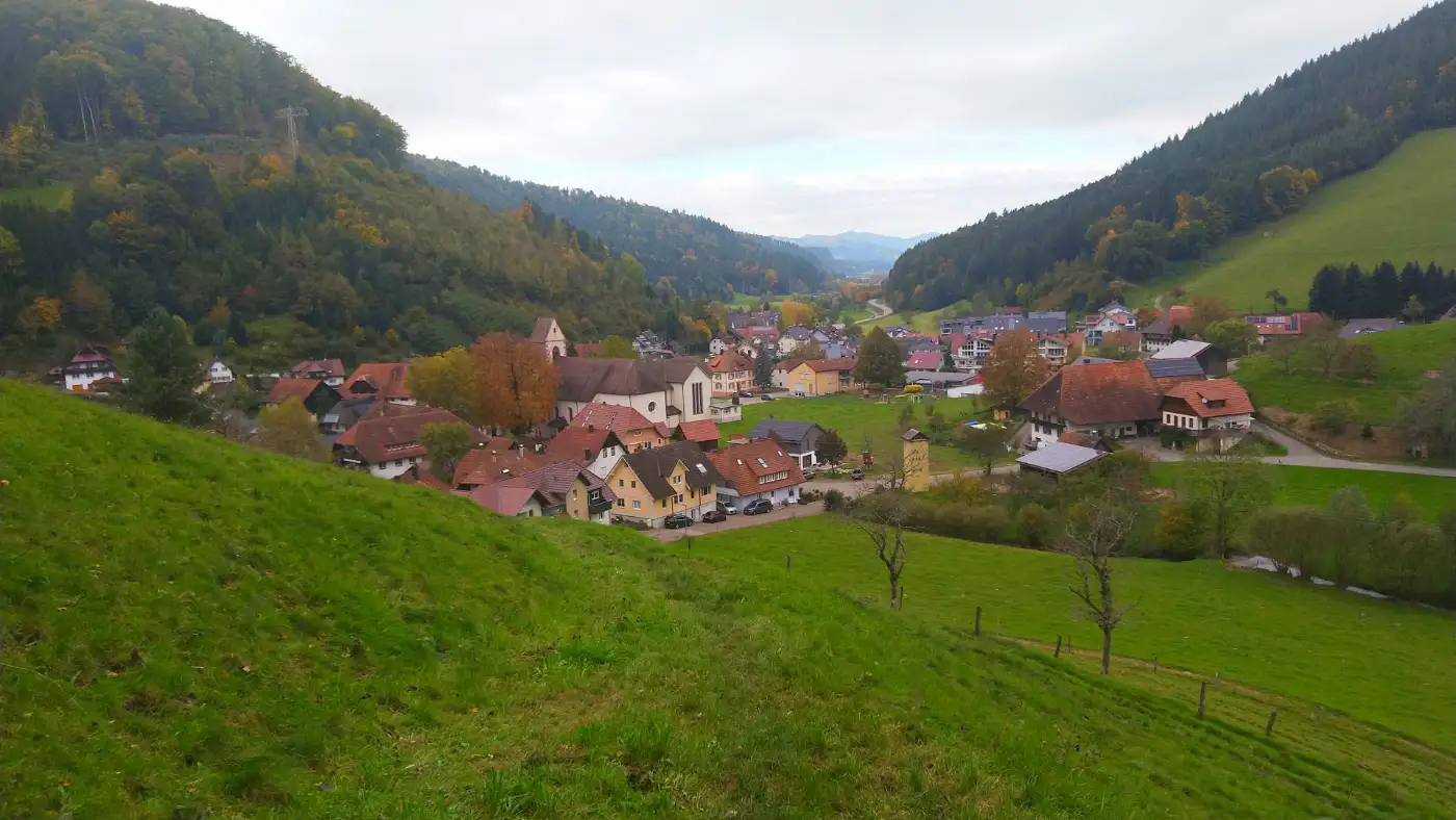 Bildtitel: Ortschaft Mühlenbach im Schwarzwald, aufgenommen oberhalb des Ortes