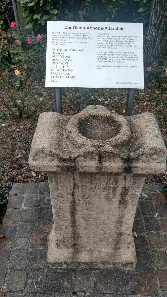 Bildtitel: Abguss des Diana-Abnoba-Altarsteins Diana Abnoba geweiht, als Schutzgöttin des Schwarzwaldes