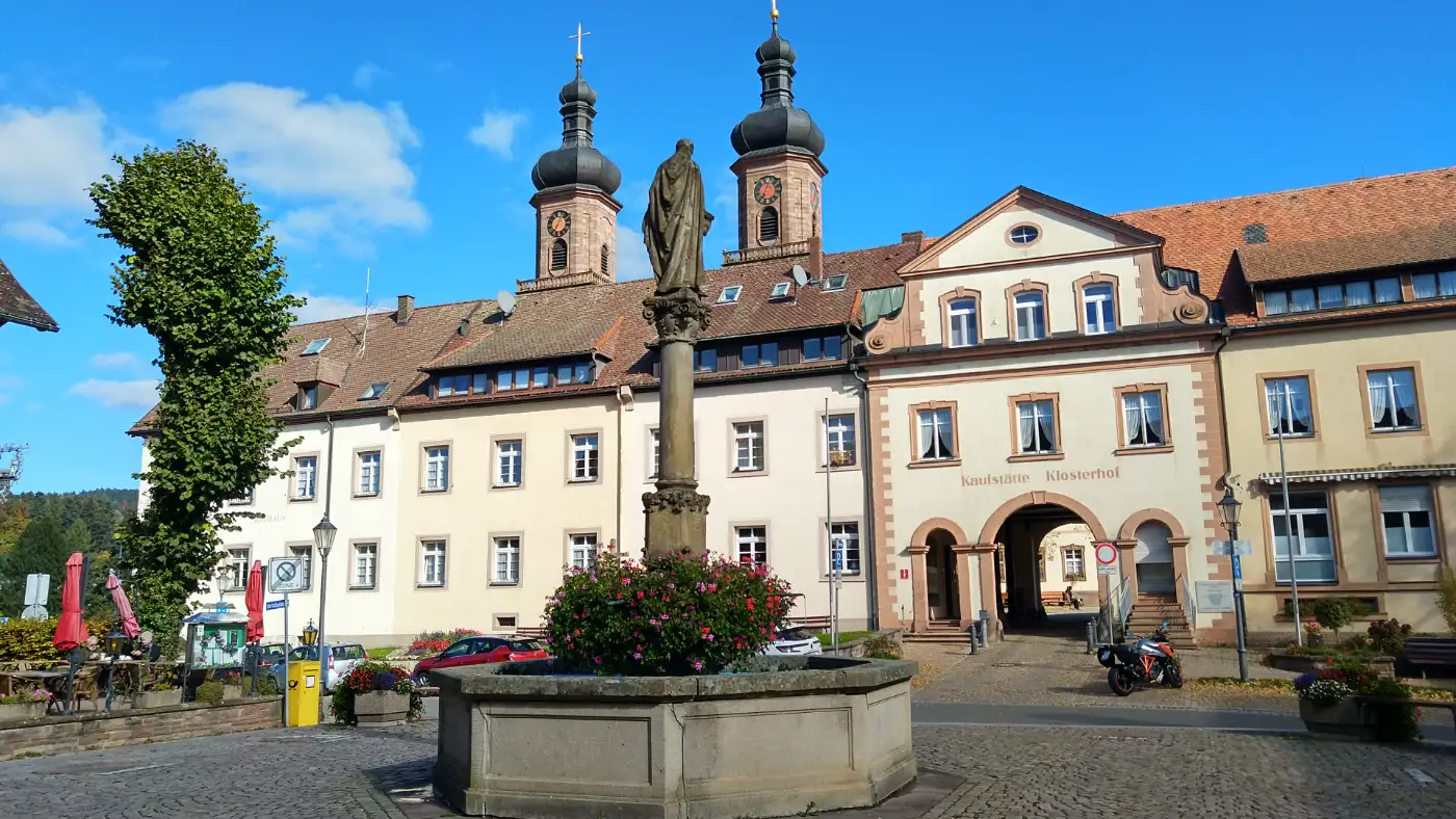 Bildtitel: Bertoldsbrunnen und Kirche St. Peter im Hintergrund