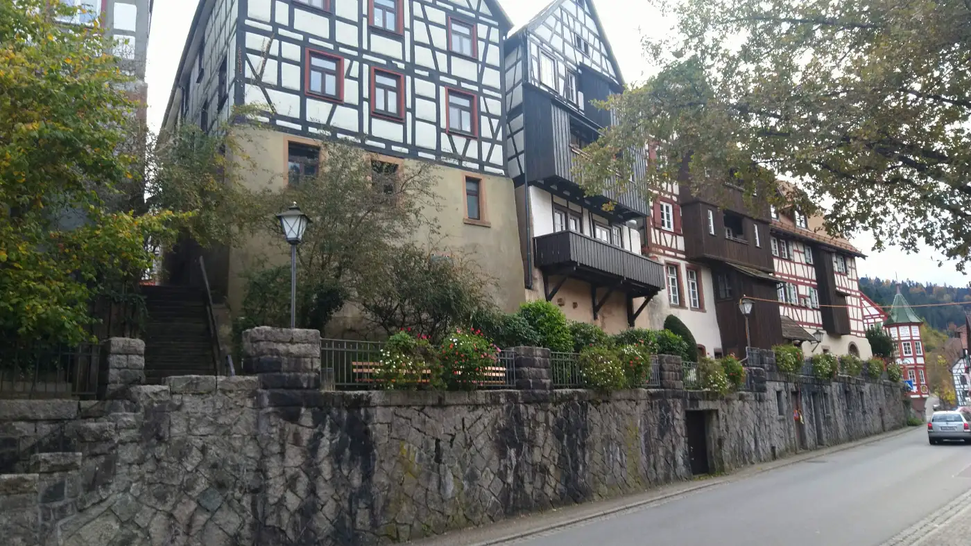 Bildtitel: Straße mit Fachwerkhäuser in Schiltach im Schwarzwald