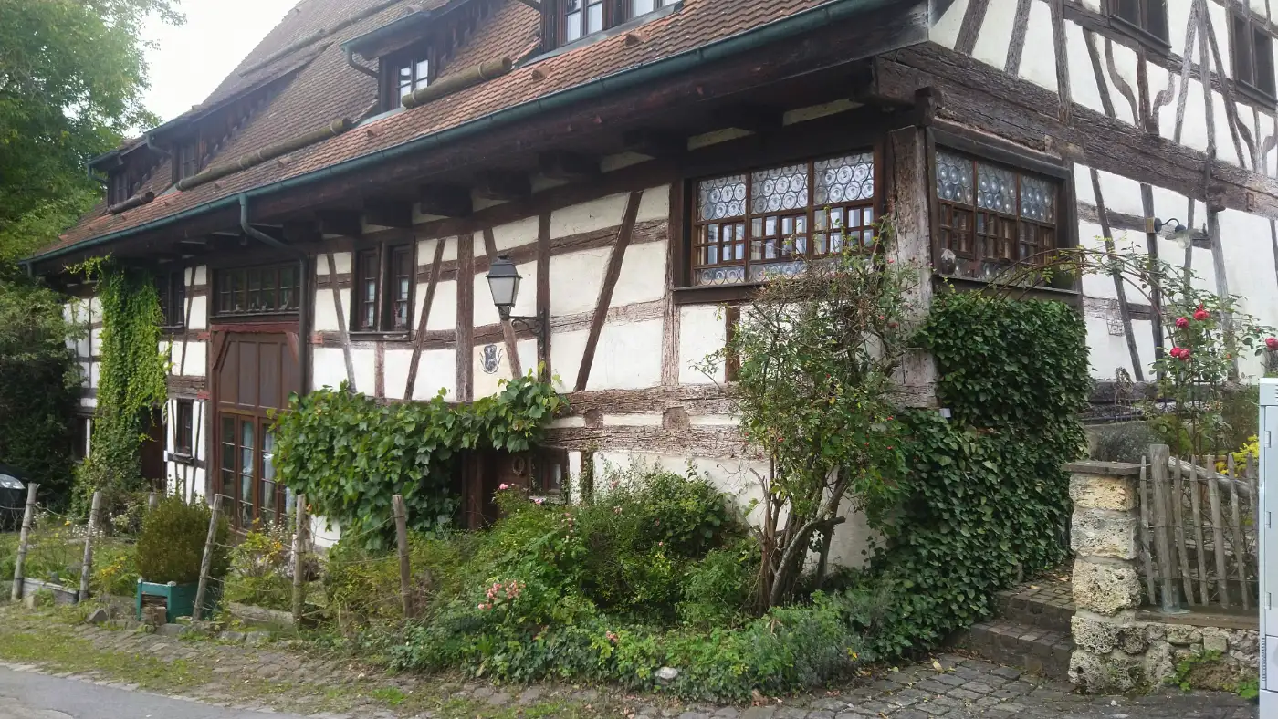 Bildtitel: historisches Fachwerkhaus neben der Pelagiuskirche