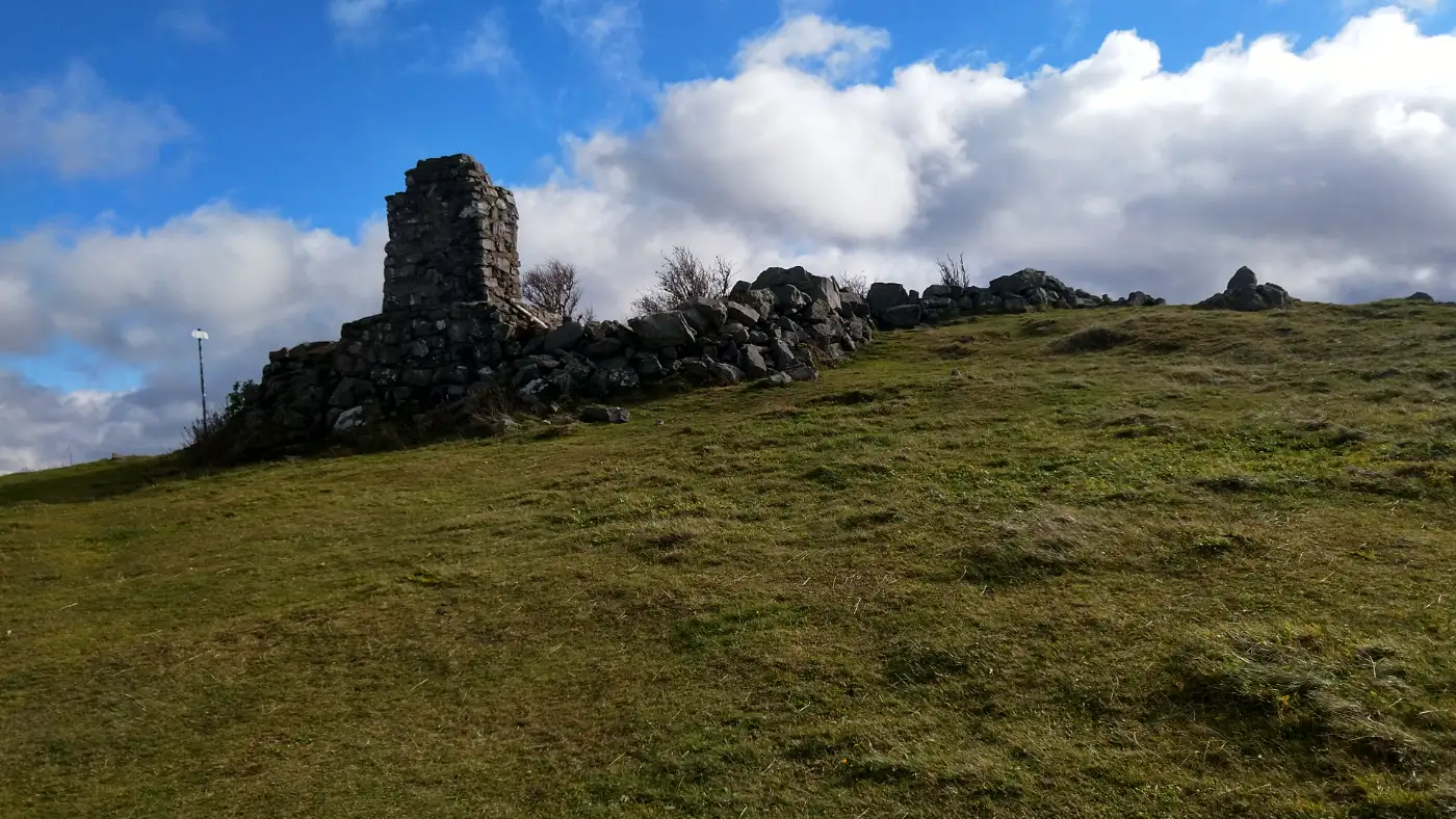 Bildtitel: Hinterwaldkopfgipfel mit Denkmal 1200 m ü. NHN