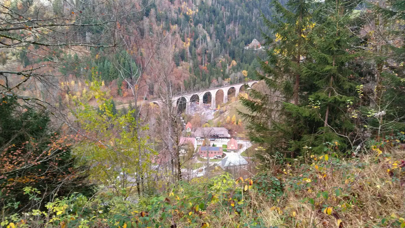 Bildtitel: Ravennaviadukt der Höllentalbahn mit Hofgut Sternen