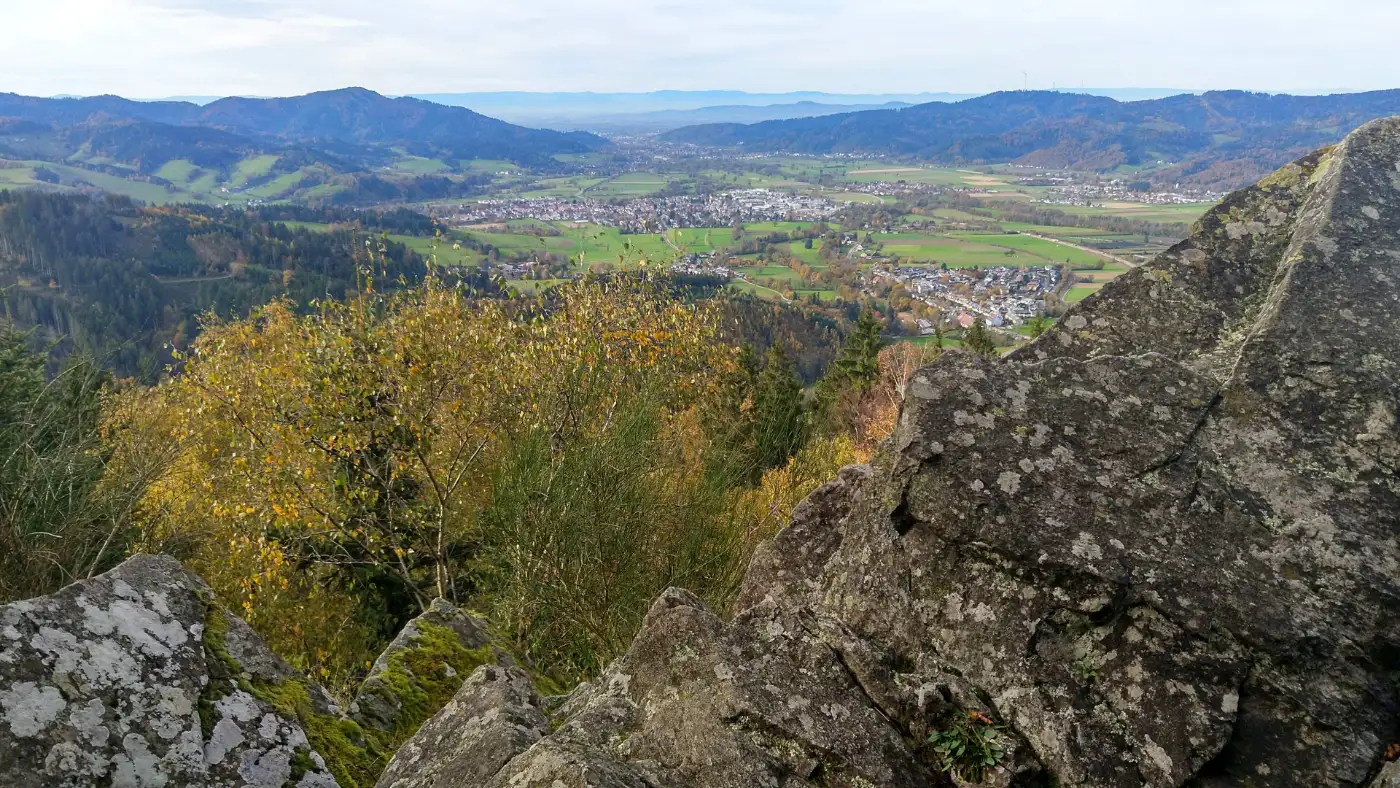 Bildtitel: Aussicht ins Dreisamtal vom Frauensteigfelsen