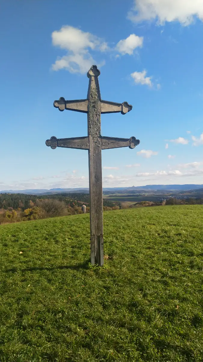 Bildtitel: Caravaca-Kreuz auf einem Hügel in der Nähe des ehemaligen Klosters Kirchberg