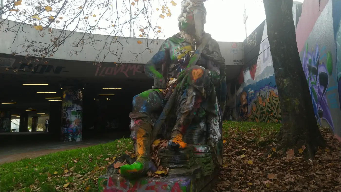 Bildtitel: Kriegerstatue unter der König-Karls-Brücke