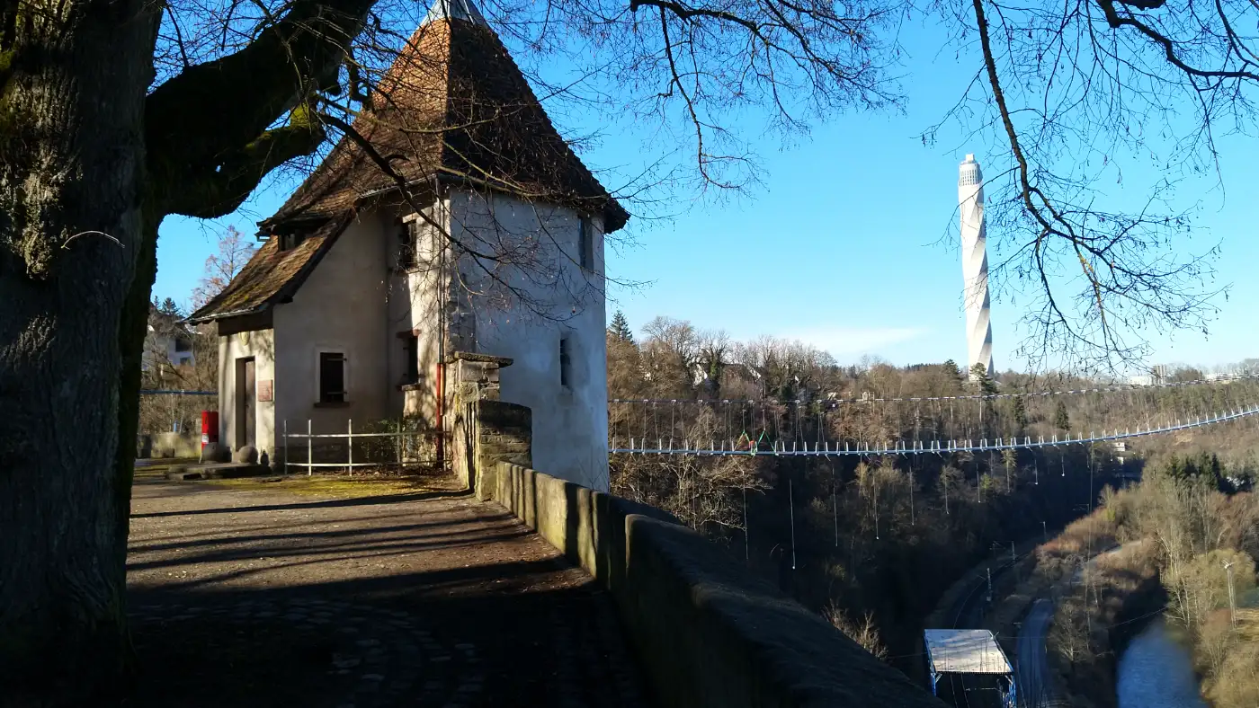 Bildtitel: Pulverturm mit Hängebrücke und thyssenkrupp Testturm