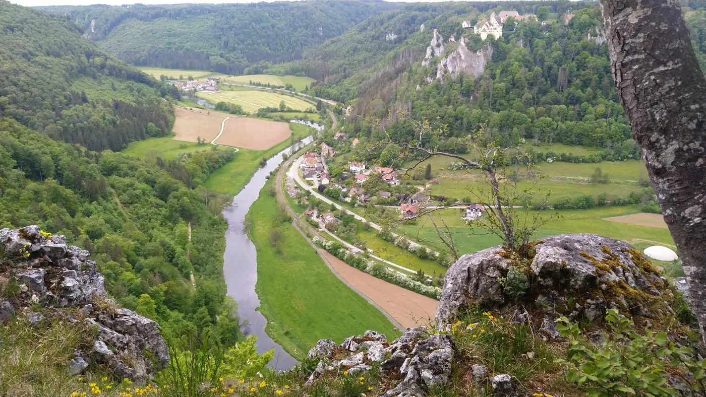 Bildtitel: Aussicht vom Bischofsfelsen ins Donautal