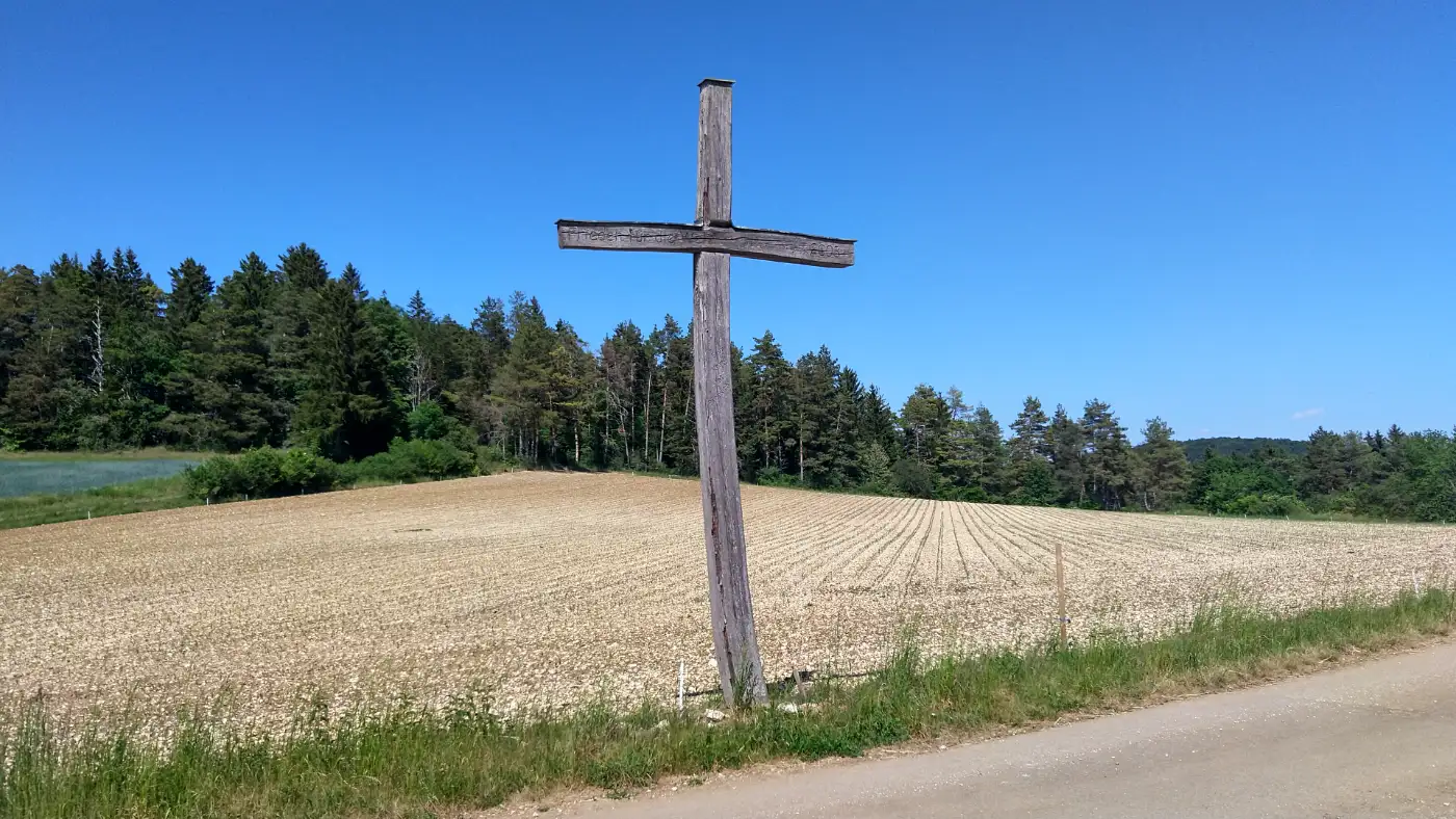 Bildtitel: Krummes Kreuz - Frieden für die Welt