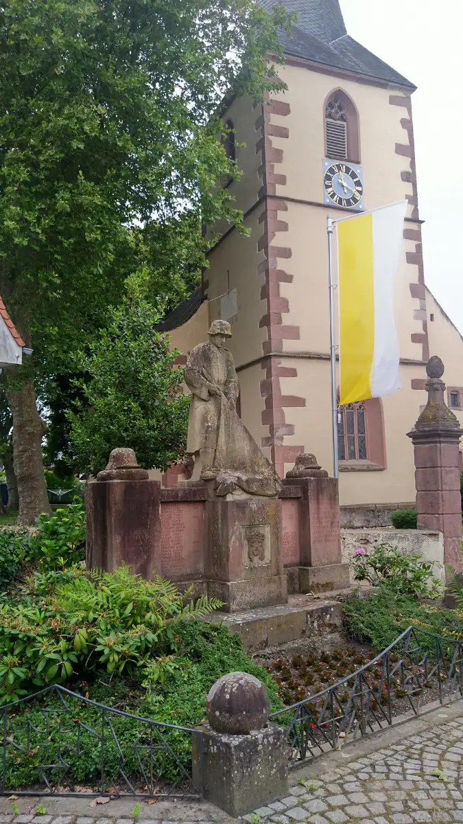 Bildtitel: Pfarrkirche St. Nikolaus und Kriegerdenkmal in Griesheim