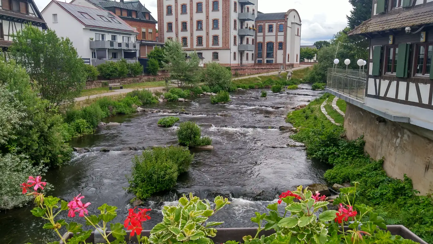 Bildtitel: Alte Kinzig in Willstätt, rechts Gasthaus „Kinzigbrücke“