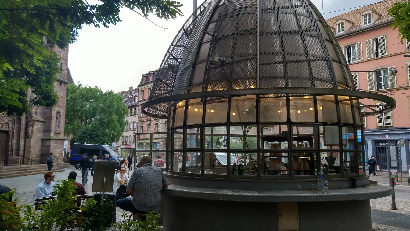 Bildtitel: Kiosque Omnino - gläserne Kaffeebar