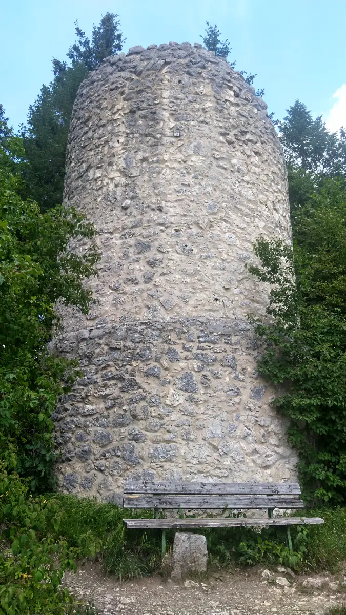 Bildtitel: Wehrturm der Ruine Schloss Hausen