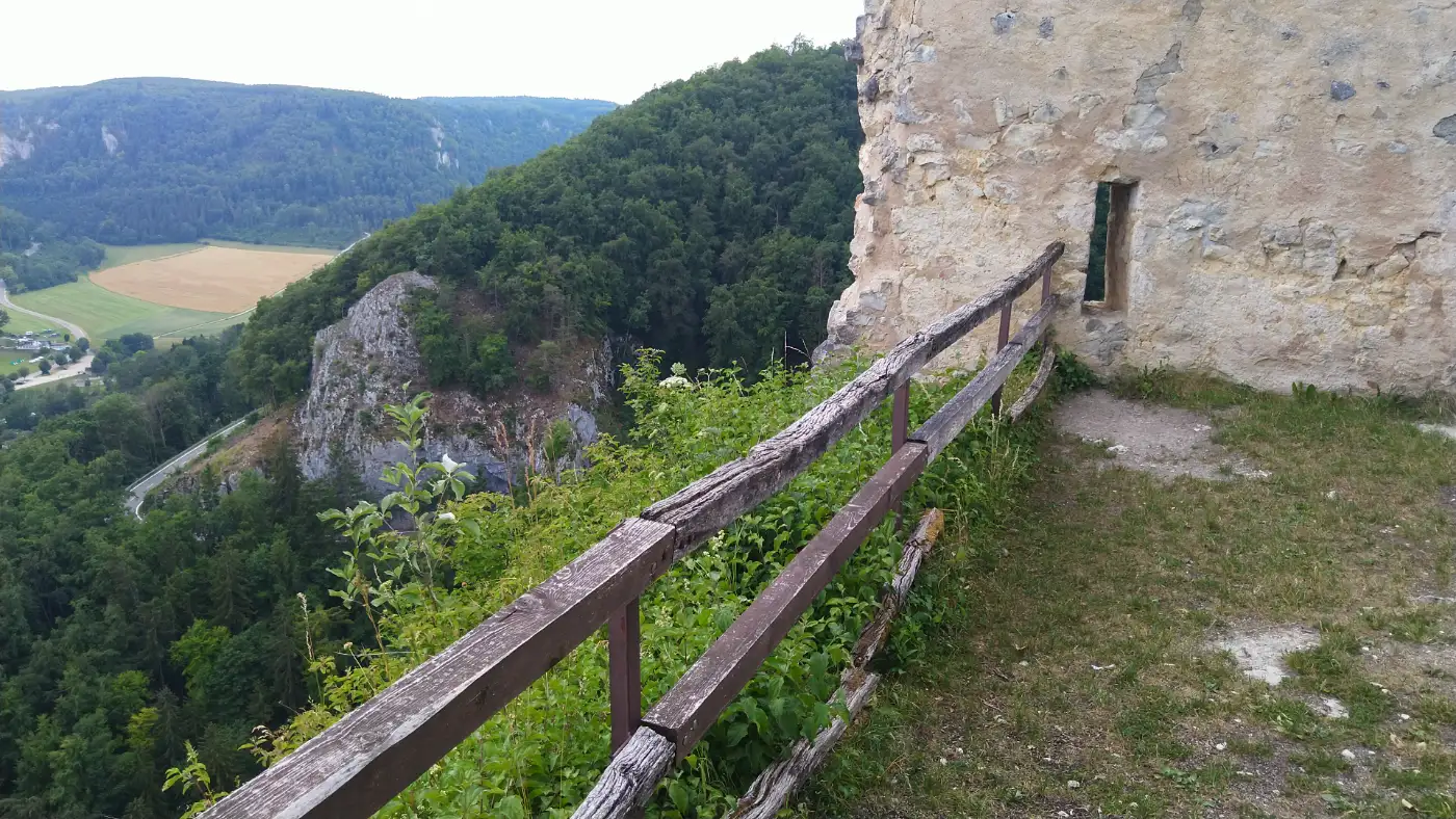 Bildtitel: Burgruine Hausen mit Aussichtsplattform