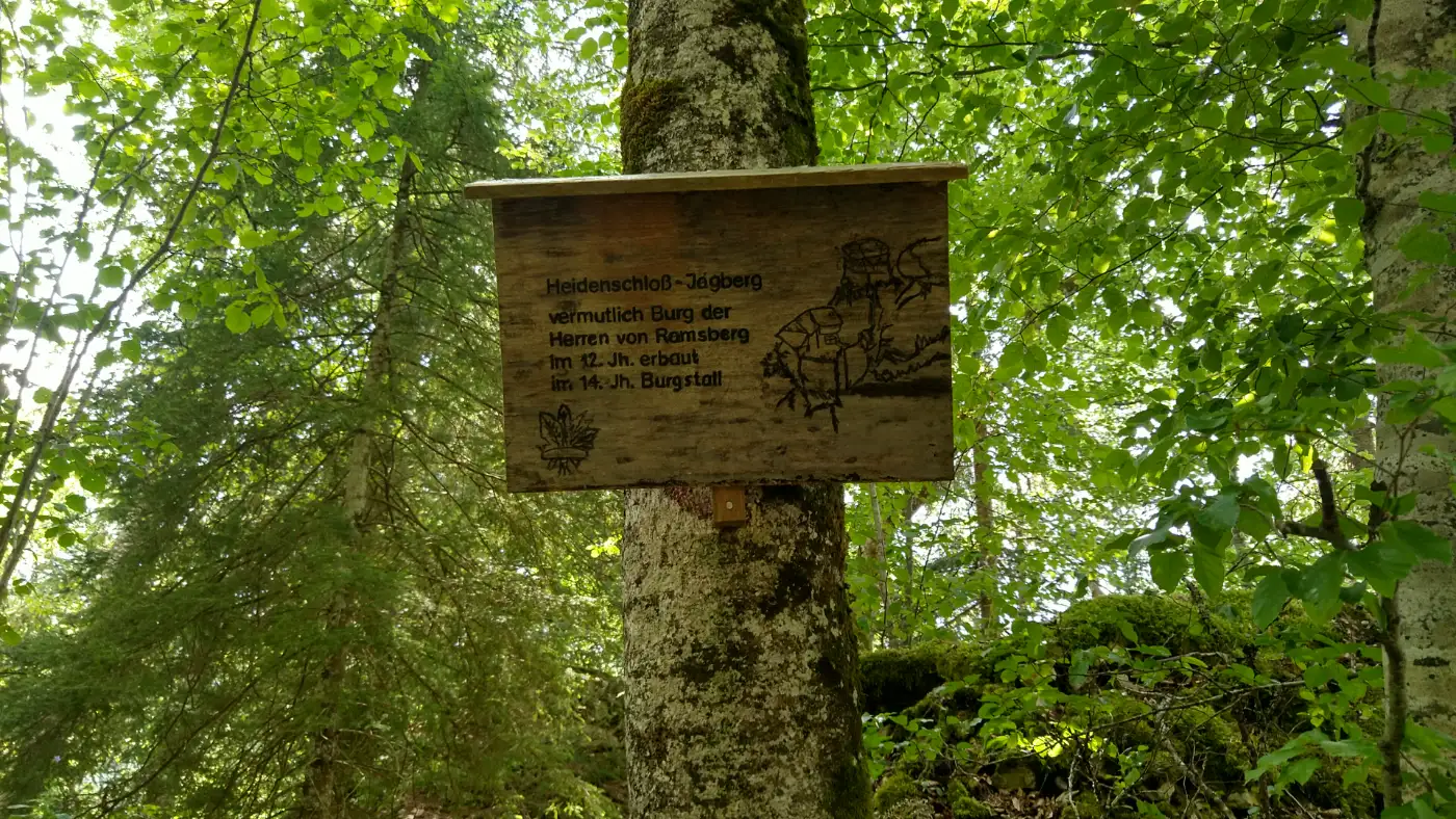 Bildtitel: Holzschild der Höhenburg Heidenschloß auf dem Jagdberg