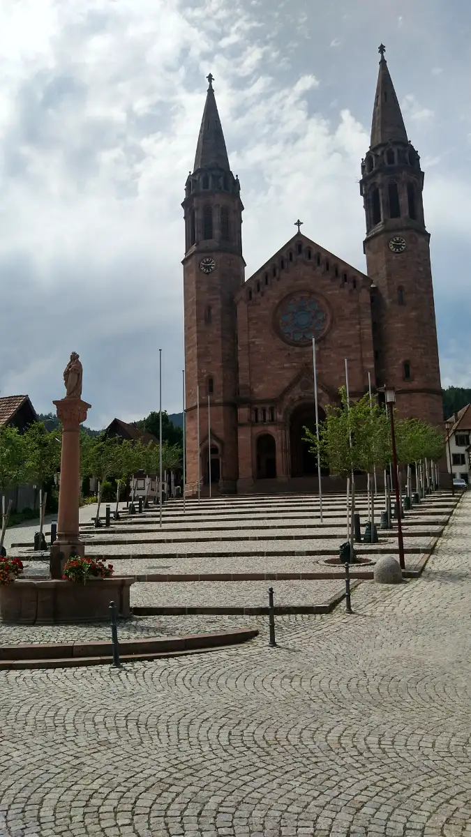Bildtitel: Pfarrkirche St. Johannes der Täufer in Forbach