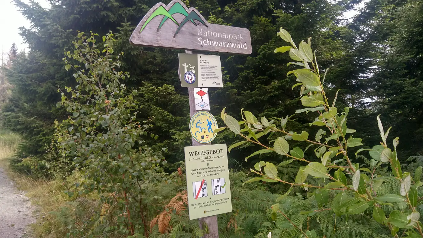 Bildtitel: Hinweisschild für den Nationalpark Schwarzwald