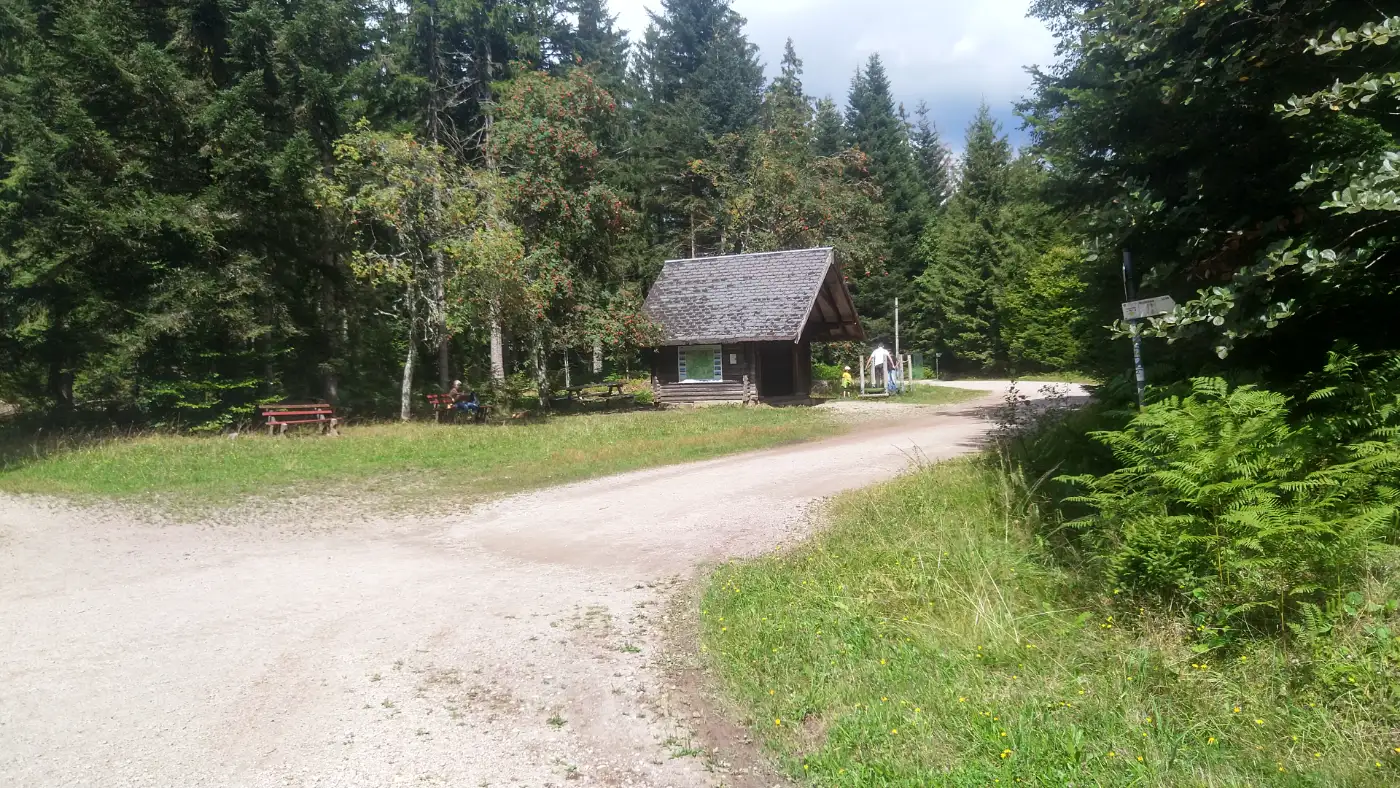 Bildtitel: Leonhardhütte am Eingang des Moorsteigs zum Wildsee
