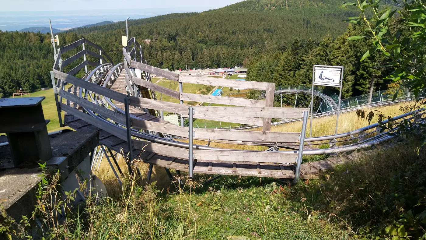 Bildtitel: Über der Ganzjahres-Bobbahn am Mehliskopf