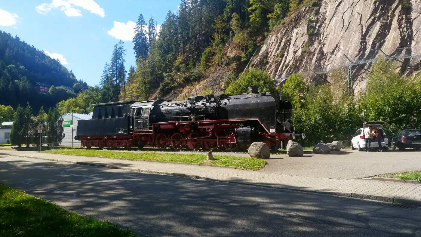 Bildtitel: Dampflokomotive 50 245 am Bahnhof in Triberg