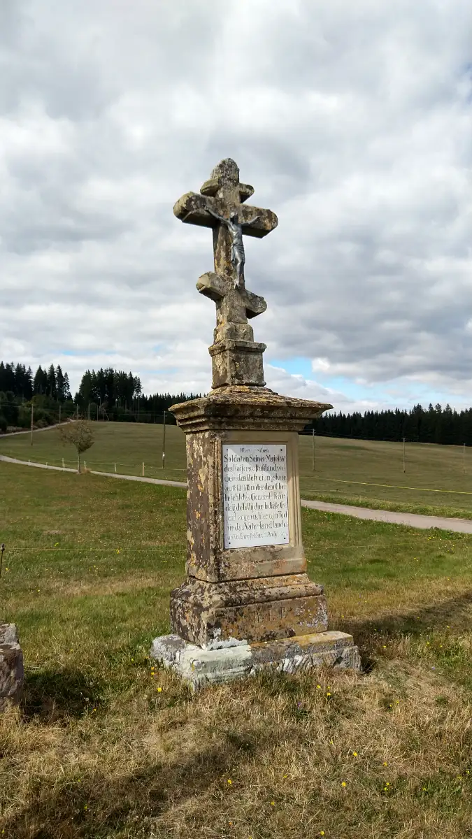 Bildtitel: historische Russenkreuz auf der Hochebene bei Schwärzenbach