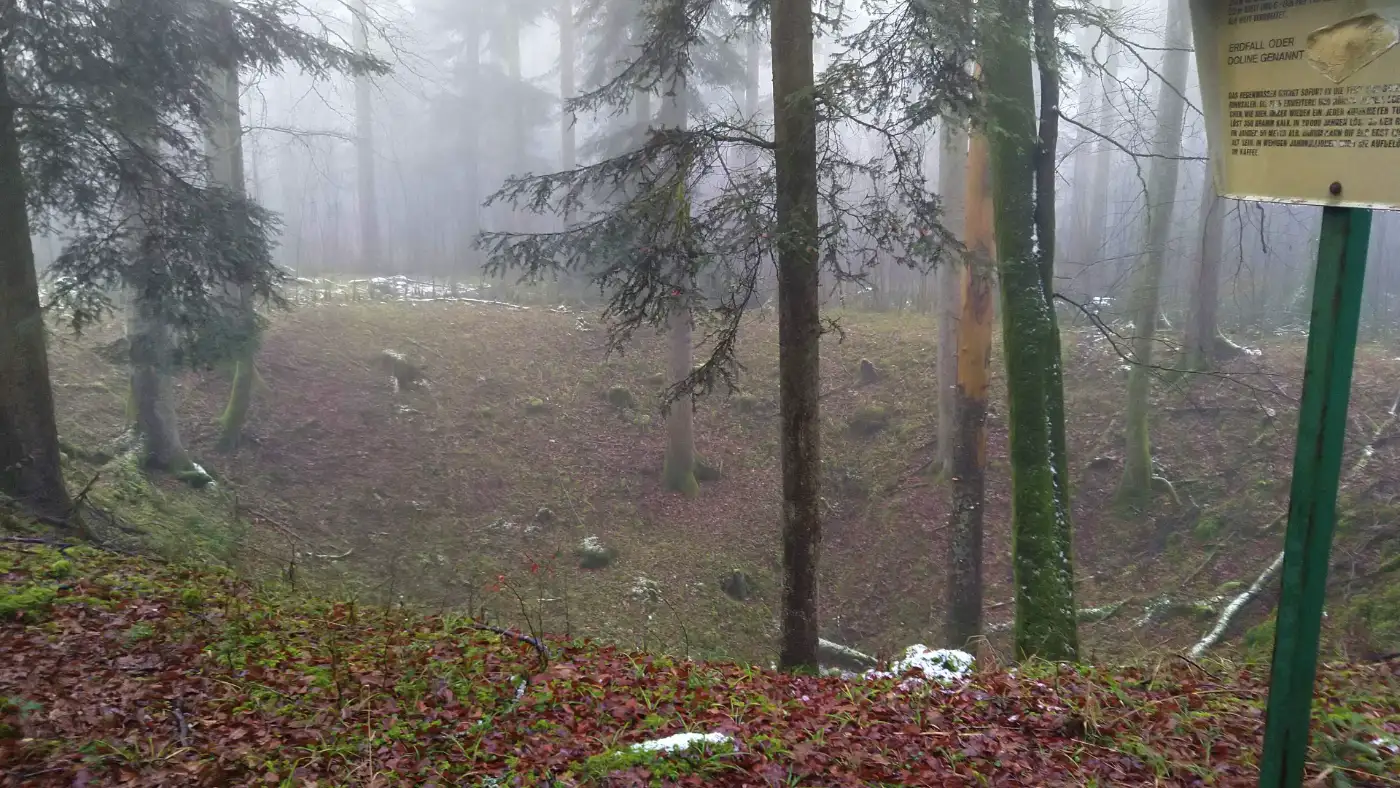 Bildtitel: Doline Kesselgrube auf dem Kapf