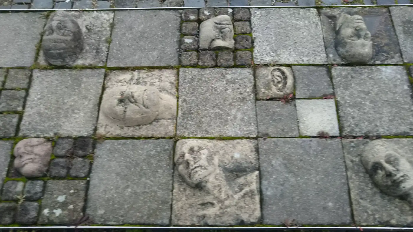 Bildtitel: Bodenrelief „Kopfsteinpflaster“ von Maria Magel