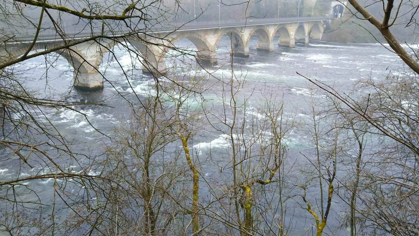 Bildtitel: Rheinbrücke am Wasserfall
